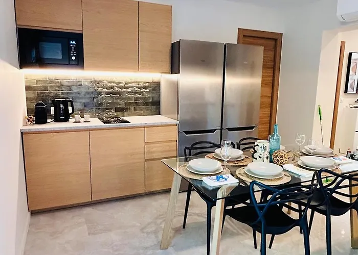 Eze - Coliving, Parking & Breakfast Lejlighed